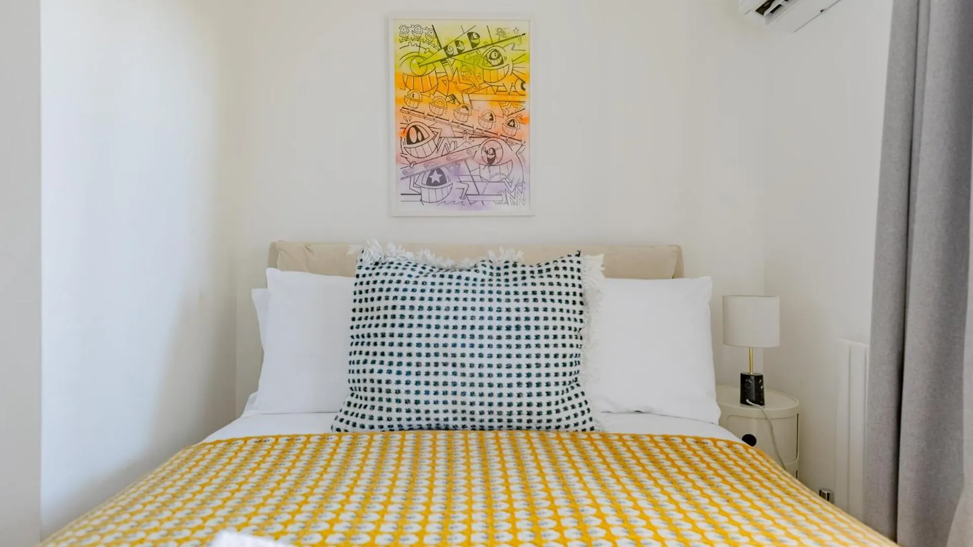 Contemporary 2Bd Flat With Balcony Shoreditch London Apartment